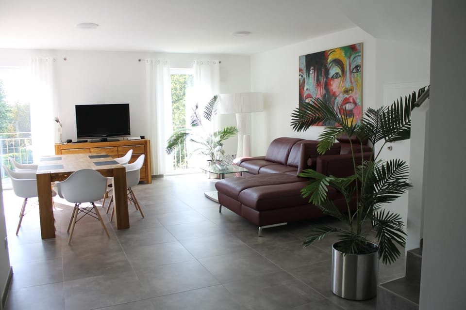 TV and multimedia, Living room, Seating area, Dining area