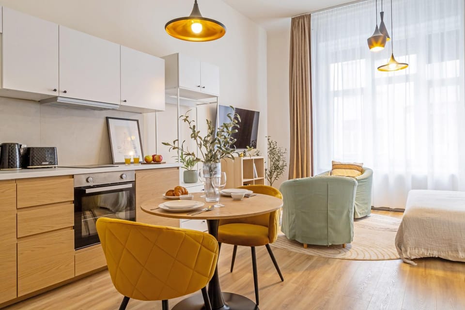 Kitchen or kitchenette, Living room, Seating area, Dining area