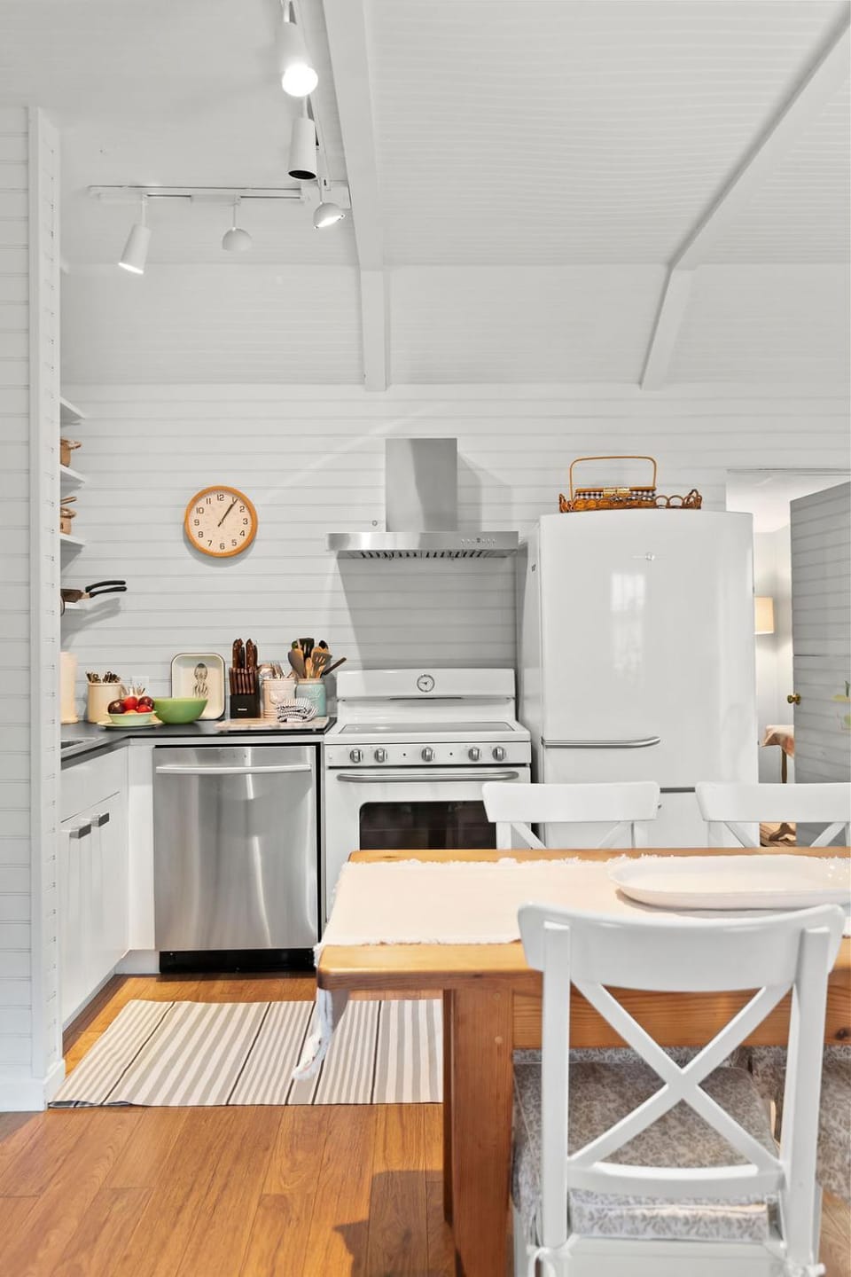 Kitchen or kitchenette, Dining area, dishwasher, oven, stove