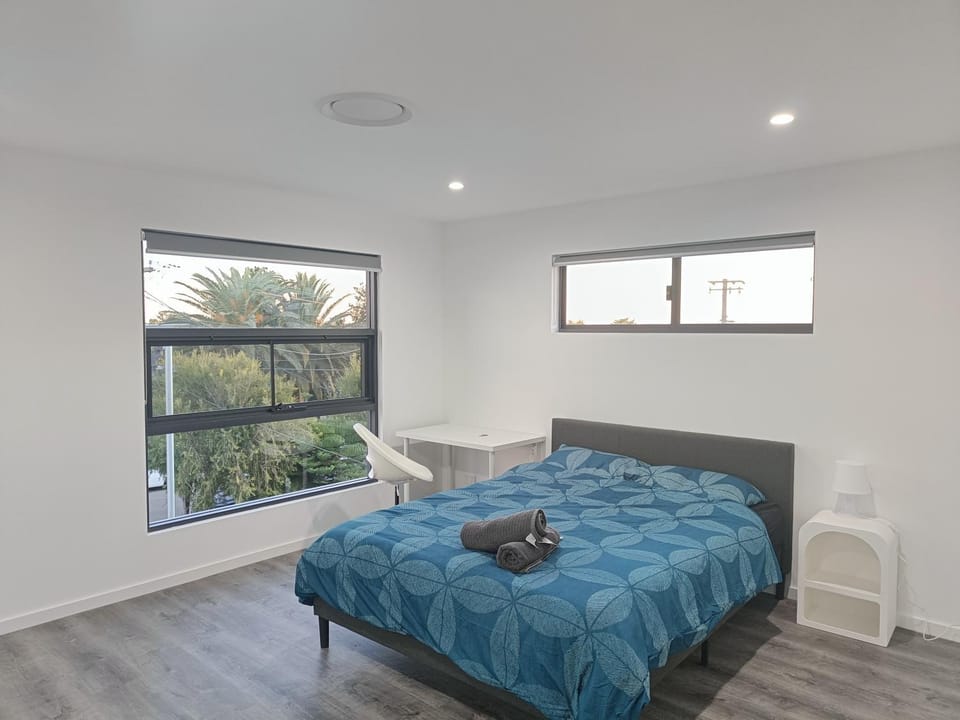 Modern and Spacious Queen Room with Attached Bathroom - NR2 Vacation rental in Sydney