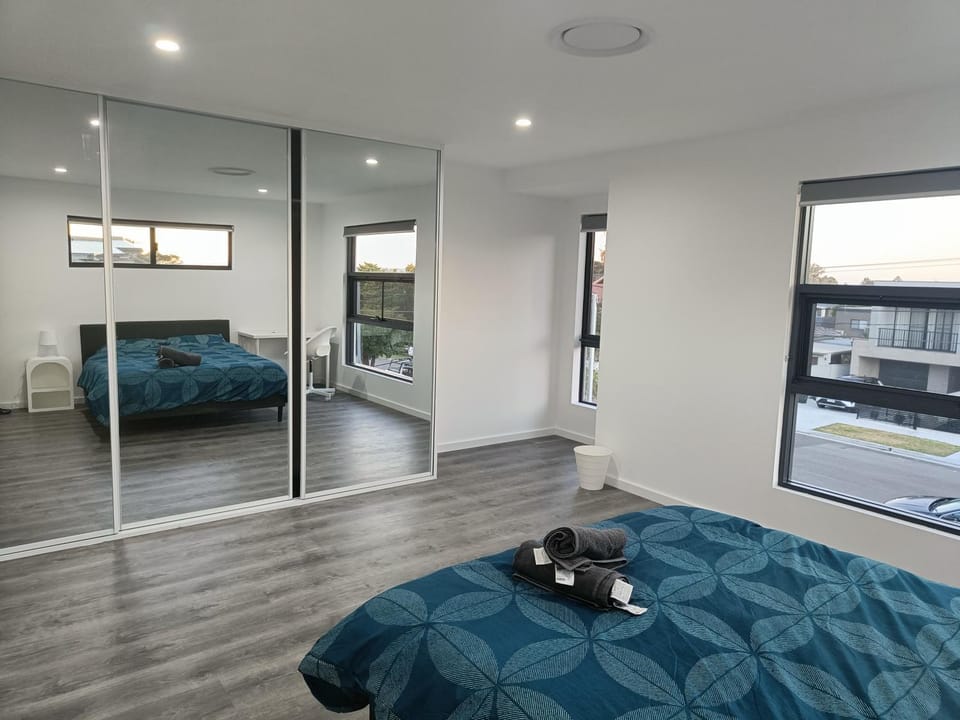 Modern and Spacious Queen Room with Attached Bathroom - NR2 Vacation rental in Sydney