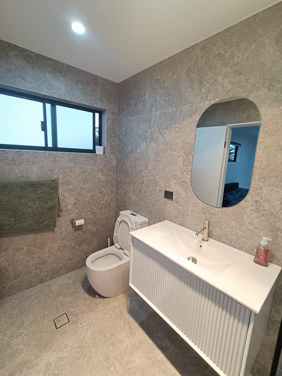 Modern and Spacious Queen Room with Attached Bathroom - NR2 Vacation rental in Sydney