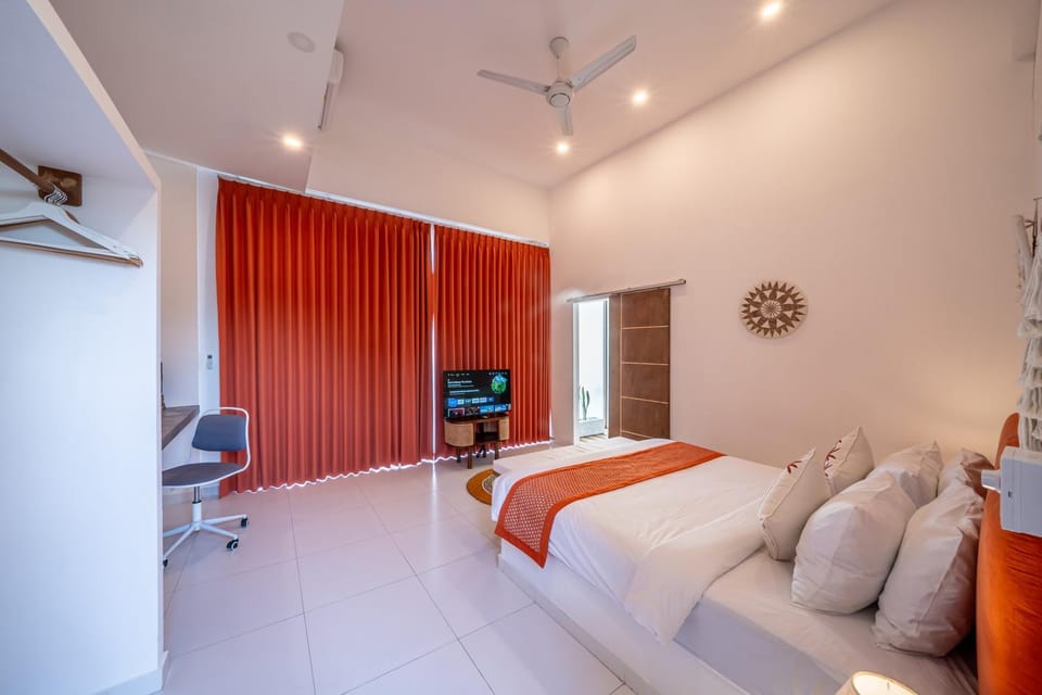 Bed, TV and multimedia, Photo of the whole room, Bedroom