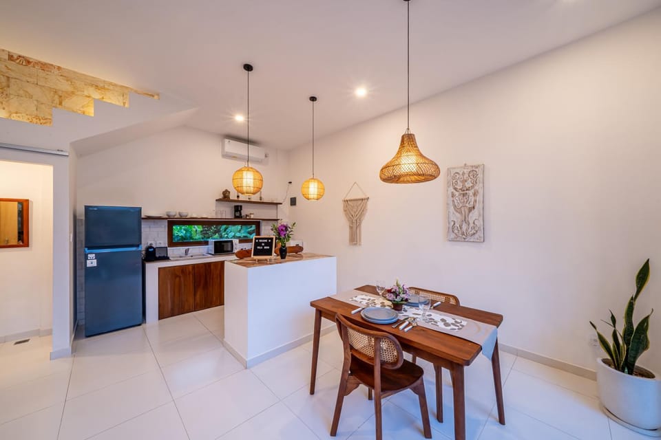 Kitchen or kitchenette, Dining area, microwave, stove
