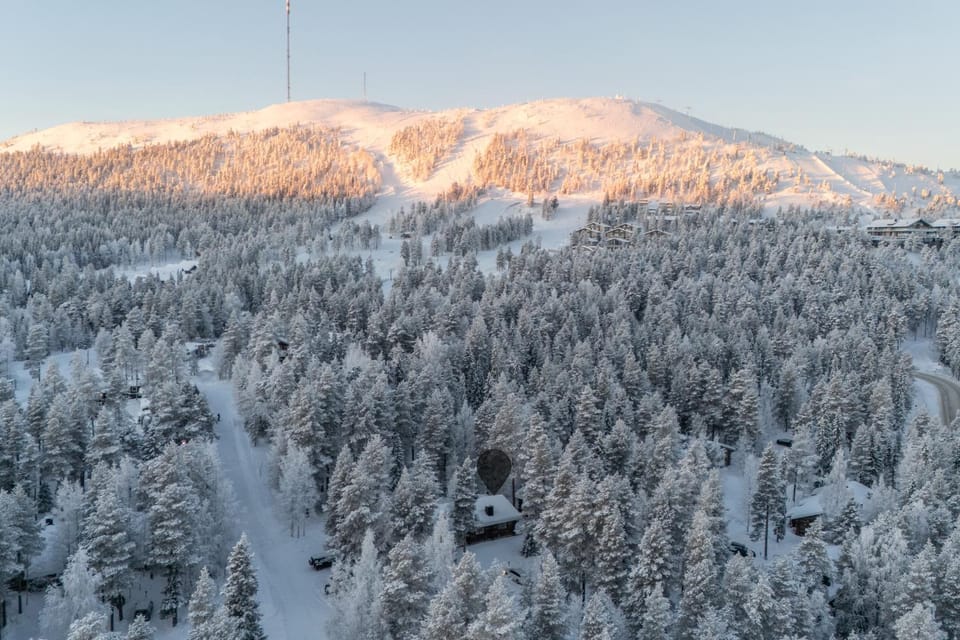 Slopeside Luppo - Original Log Cabin, Sauna, Ski 100m Cabin in Rovaniemi