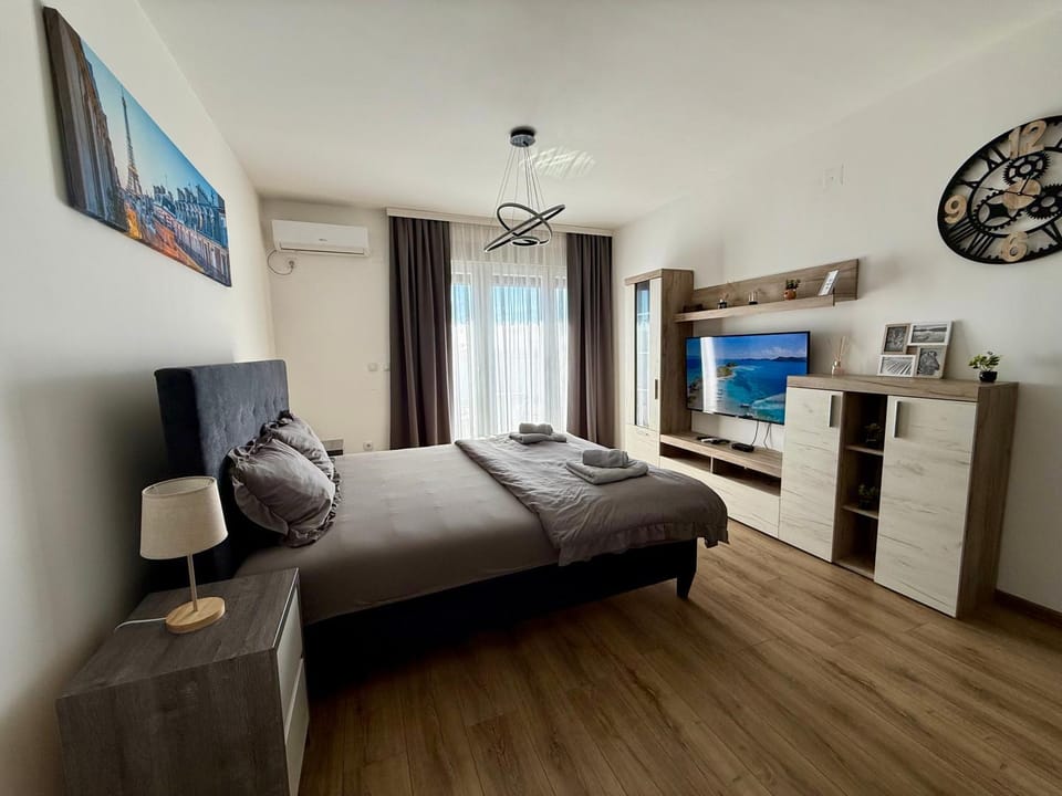 Bed, TV and multimedia, Bedroom