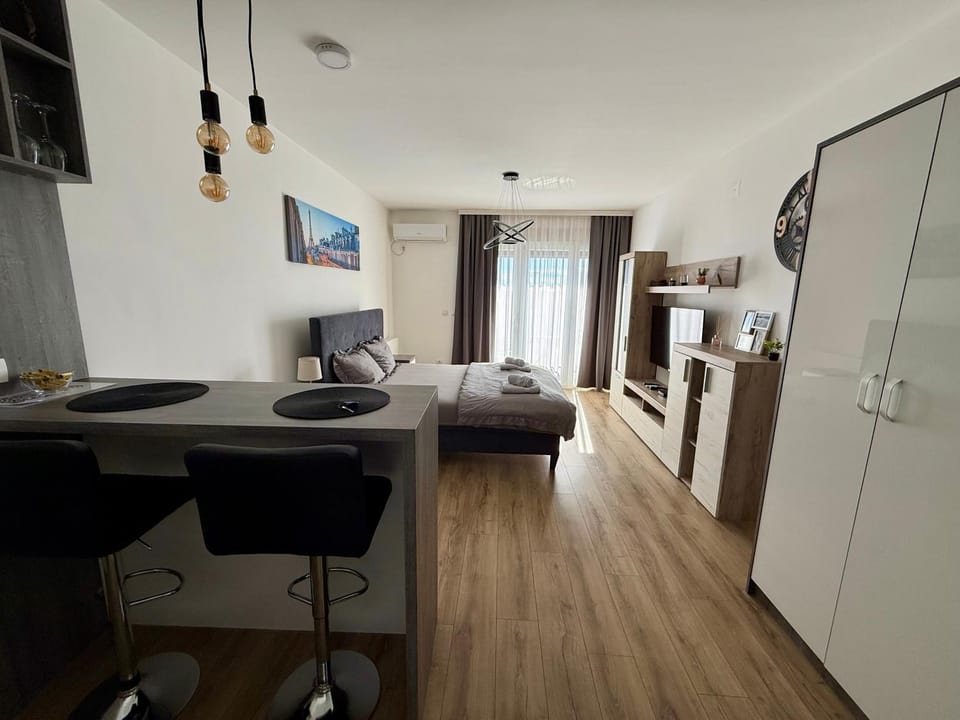 Bed, TV and multimedia, Bedroom