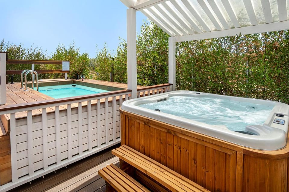 Natural landscape, Hot Tub, Pool view, Swimming pool