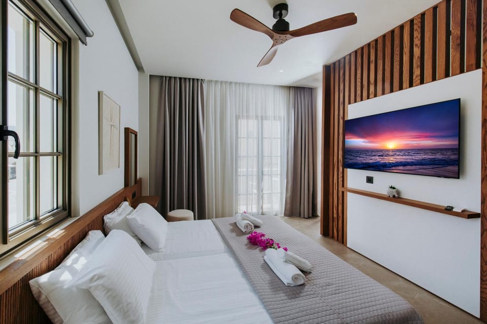 Bed, TV and multimedia, Photo of the whole room, Bedroom, towels