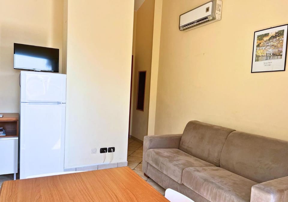 TV and multimedia, Kitchen or kitchenette, Living room, Seating area, air conditioner