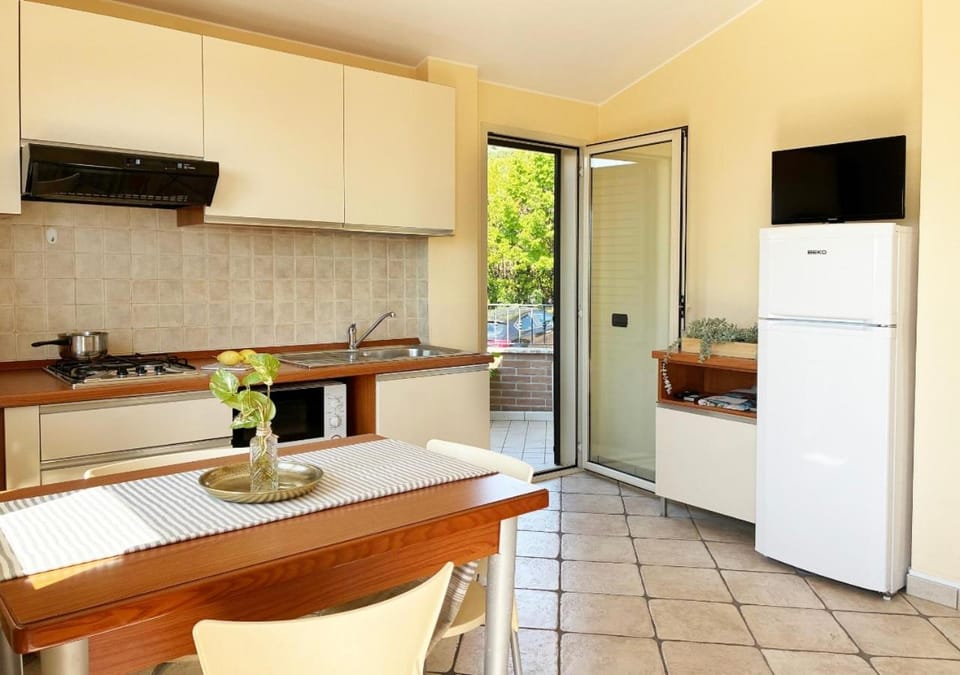 TV and multimedia, Kitchen or kitchenette, Dining area, oven, stove