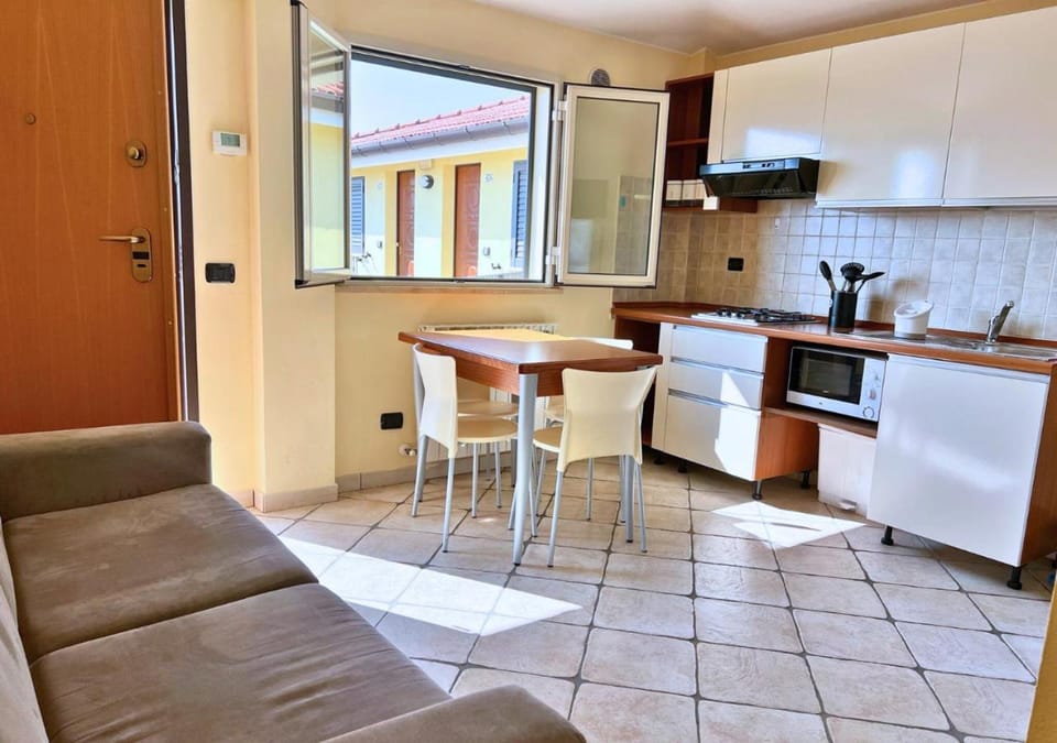 Kitchen or kitchenette, Living room, Seating area, Dining area, oven, pet friendly, stove