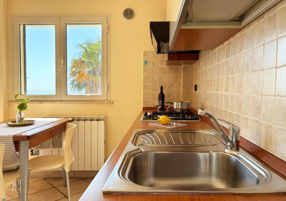Kitchen or kitchenette, Dining area, stove