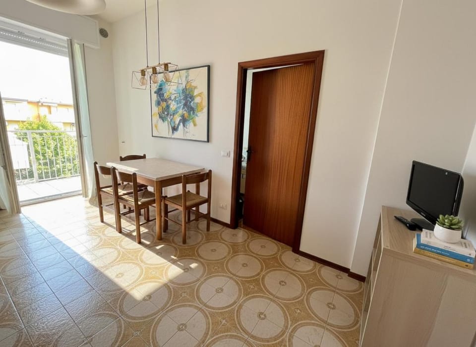 Day, Seating area, Dining area, Time of day