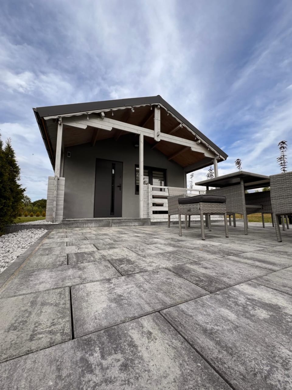 Property building, Day, Balcony/Terrace