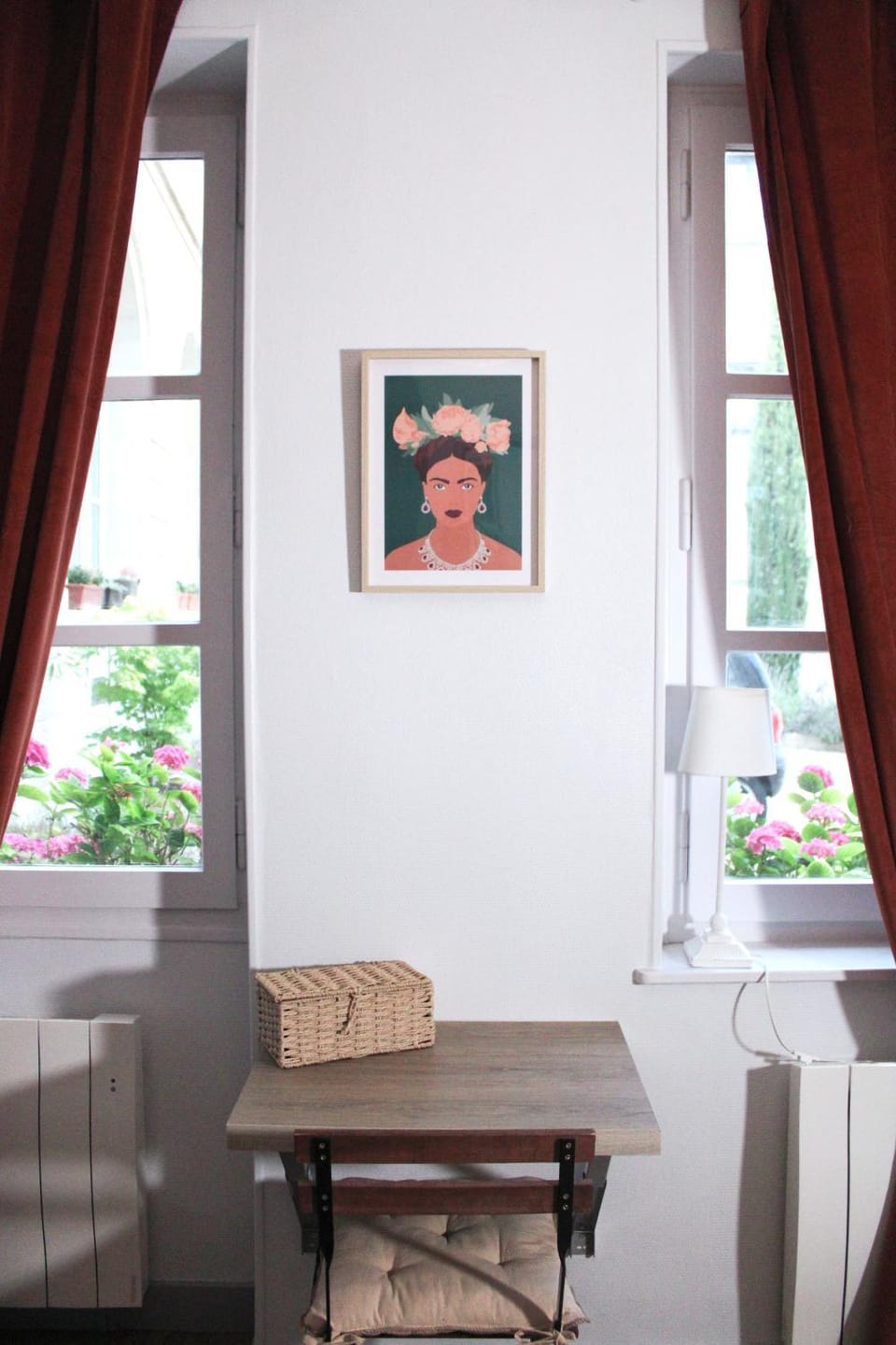 Decorative detail, Seating area, Dining area