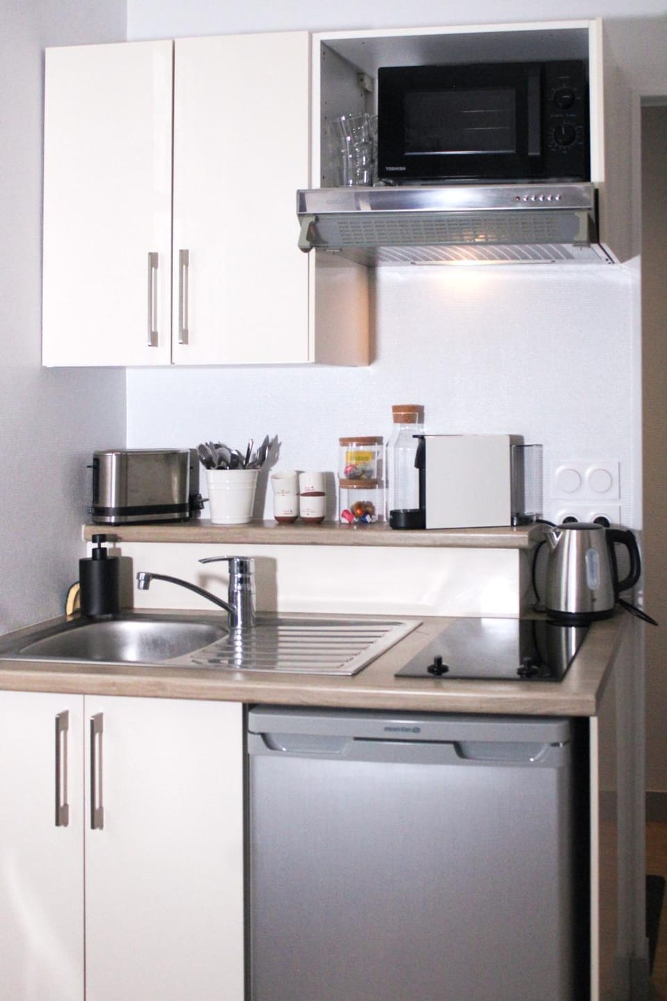 Coffee/tea facilities, Kitchen or kitchenette, stove, toaster