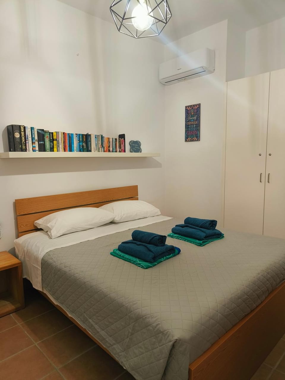 Bed, Library, Photo of the whole room, Bedroom, towels, wardrobe