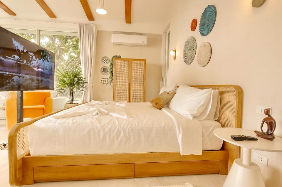 Bed, TV and multimedia, Bedroom