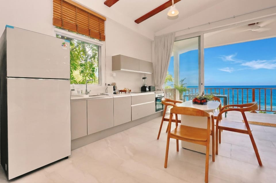 Natural landscape, Coffee/tea facilities, View (from property/room), Balcony/Terrace, Kitchen or kitchenette, Dining area, Sea view, oven, stove