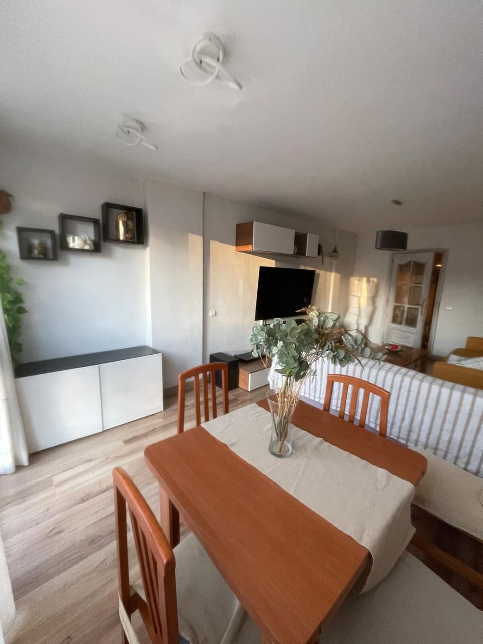 TV and multimedia, Living room, Seating area, Dining area, Evening entertainment