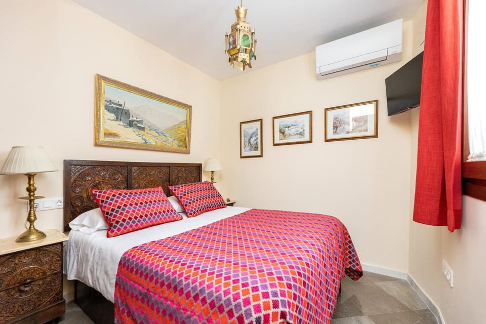 Bed, TV and multimedia, Photo of the whole room, Bedroom, air conditioner