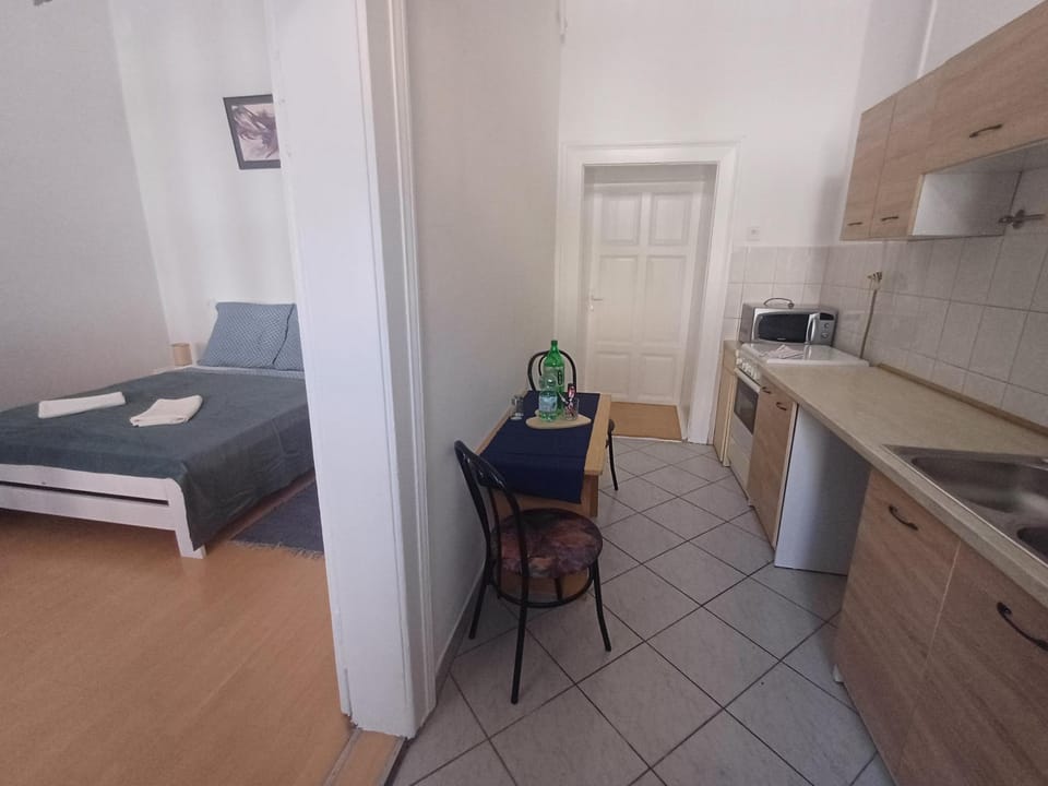 Coffee/tea facilities, Dining area, microwave, oven, stove, kitchen