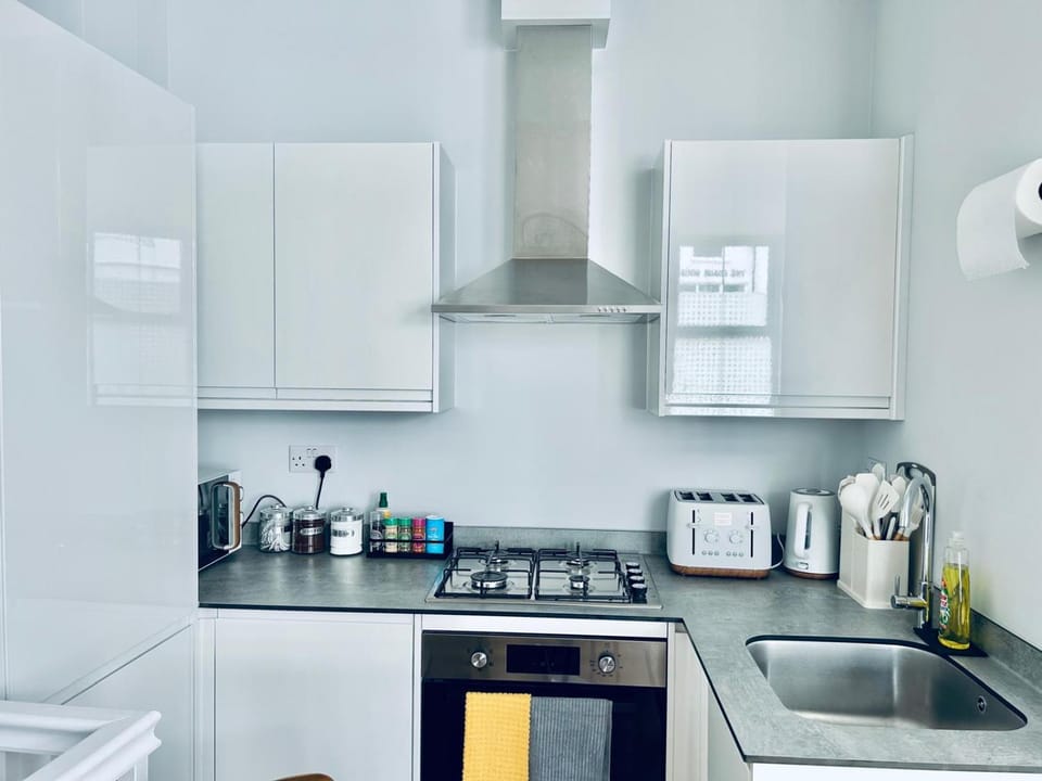 Coffee/tea facilities, Kitchen or kitchenette, oven, stove, toaster