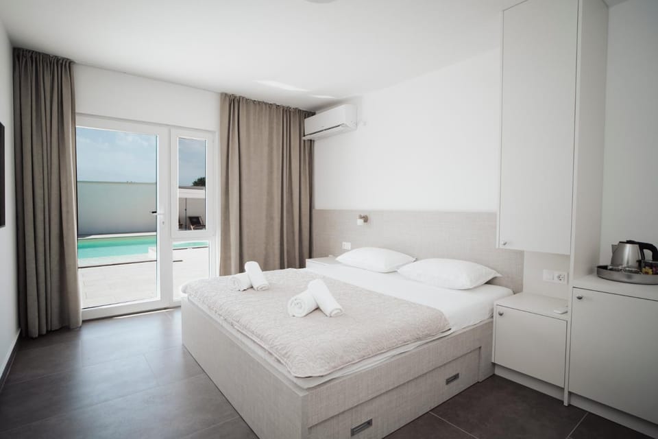 Bed, Natural landscape, Photo of the whole room, Bedroom, Sea view, towels, air conditioner