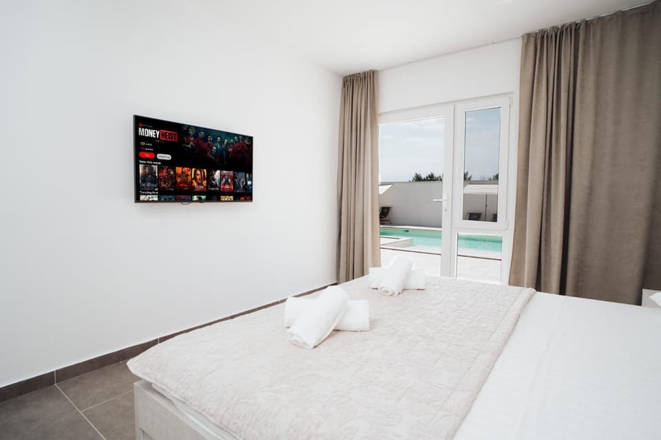 Bed, TV and multimedia, Photo of the whole room, Bedroom, Pool view, Swimming pool, towels