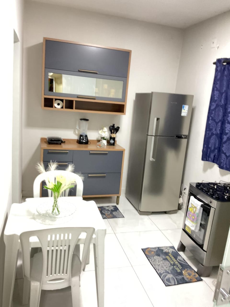 Kitchen or kitchenette, minibar, oven, stove