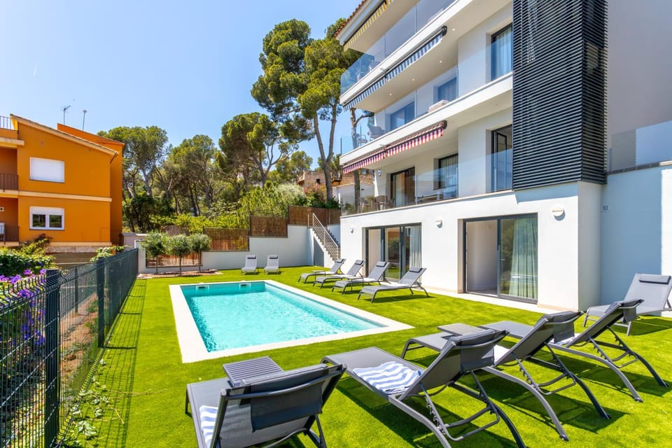 Property building, Evening entertainment, Garden view, Pool view, Swimming pool, sunbed