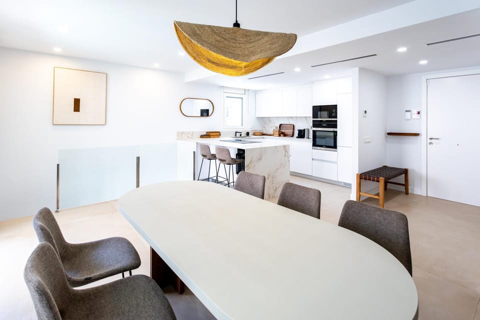 Kitchen or kitchenette, Seating area, Dining area, stove