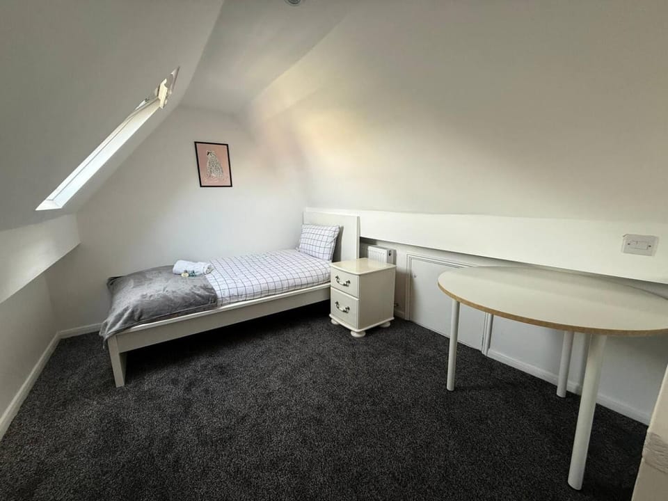 Spacious - EV Charger & Parking House in Nottingham