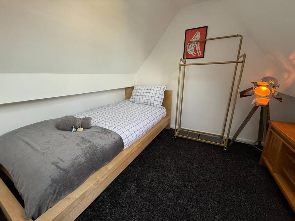 Spacious - EV Charger & Parking House in Nottingham