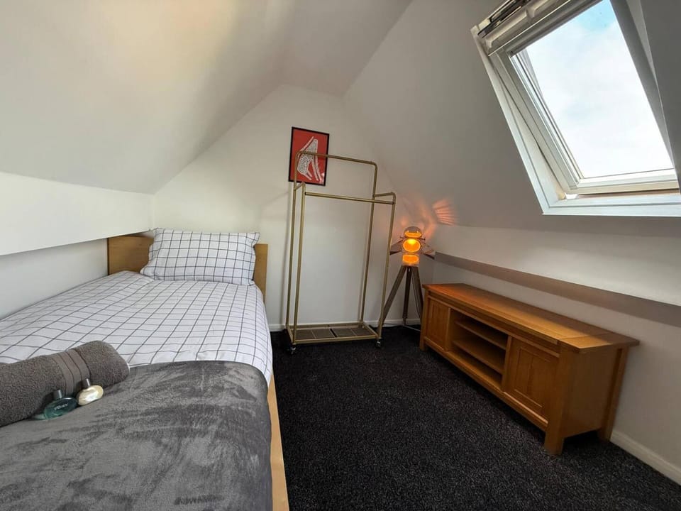 Spacious - EV Charger & Parking House in Nottingham