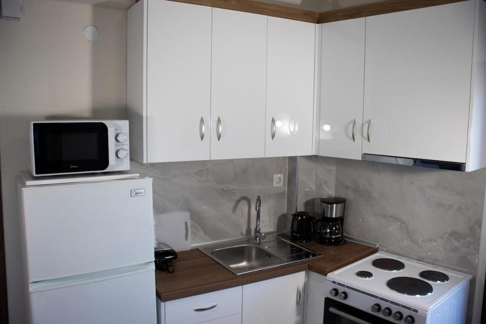Kitchen or kitchenette, oven, stove
