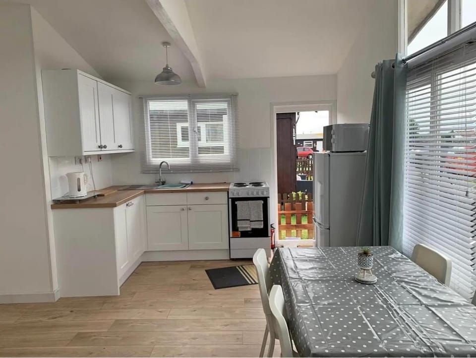 Kitchen or kitchenette, Dining area, oven, stove, toaster