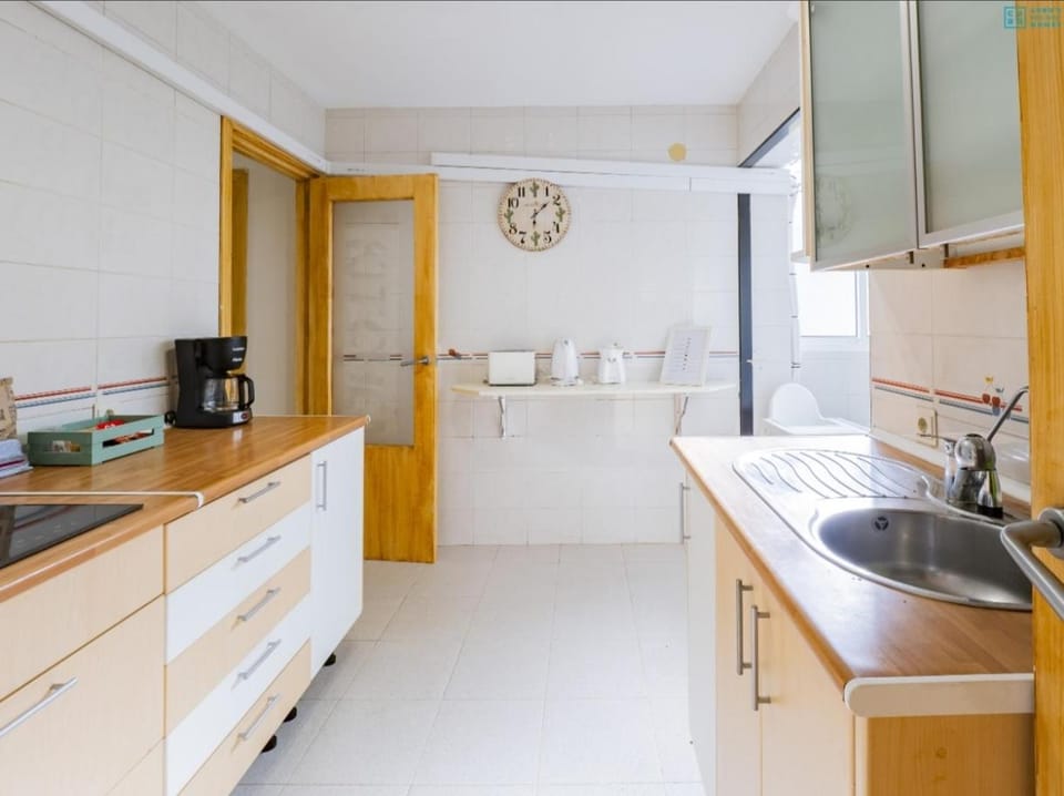 Coffee/tea facilities, Kitchen or kitchenette, stove