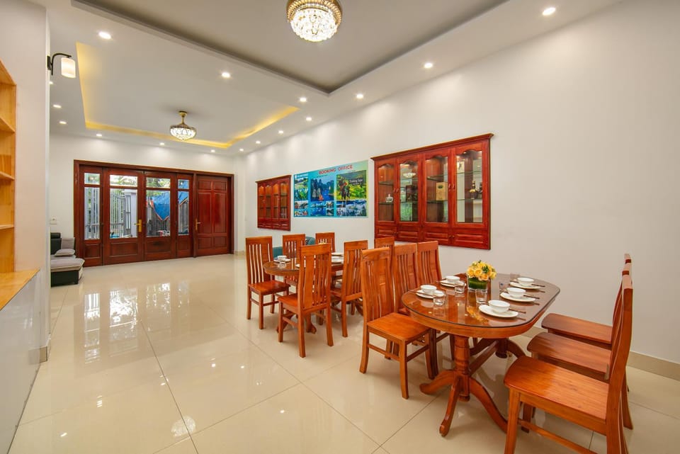 Restaurant/places to eat, Dining area, Breakfast