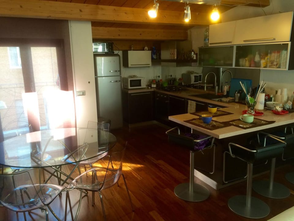 Day, Dining area