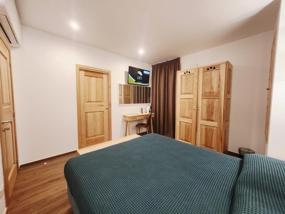 Bed, TV and multimedia, Photo of the whole room, Bedroom