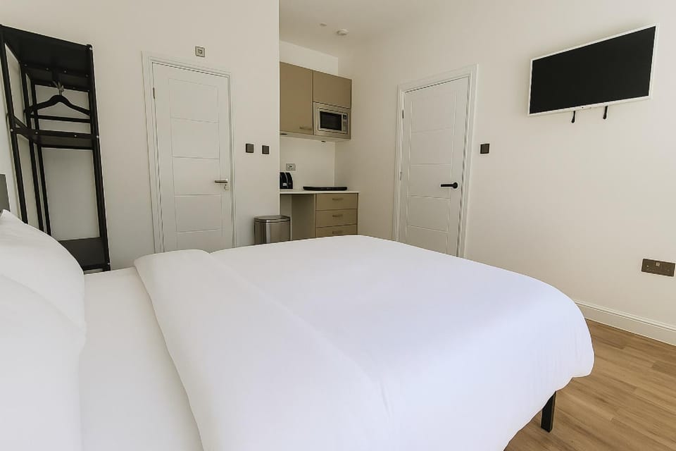 Bed, TV and multimedia, Kitchen or kitchenette, Bedroom