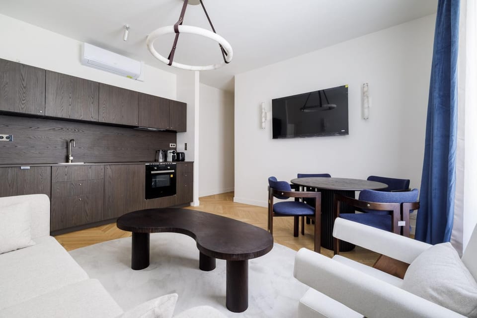 Bed, TV and multimedia, Coffee/tea facilities, Kitchen or kitchenette, Living room, Photo of the whole room, Seating area, Dining area, Bedroom, minibar, oven, pet friendly, stove, toaster, air conditioner