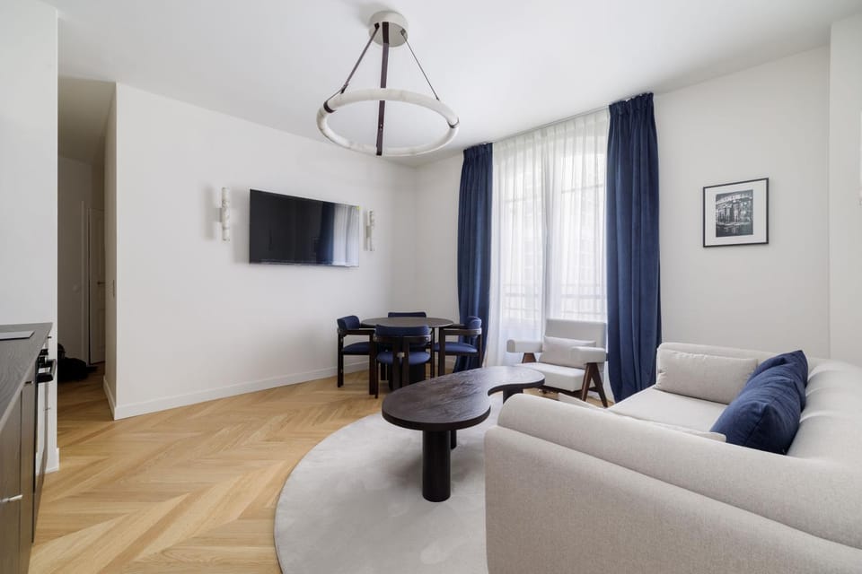 Communal lounge/ TV room, Bed, TV and multimedia, Living room, Photo of the whole room, Seating area, Evening entertainment, Bedroom