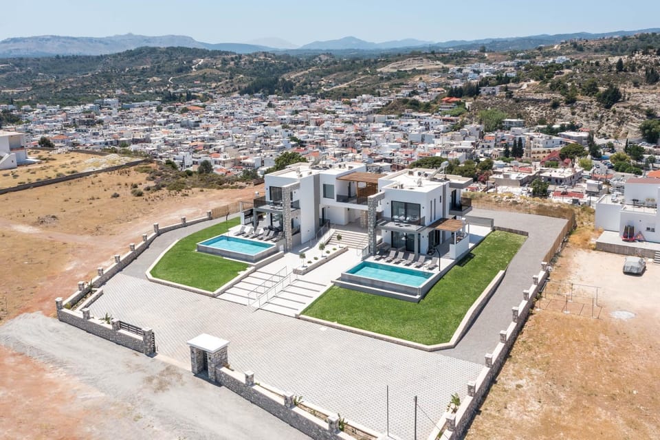 Property building, Day, Neighbourhood, Natural landscape, Bird's eye view, City view, Mountain view, Pool view, Street view, Swimming pool, Location, Parking