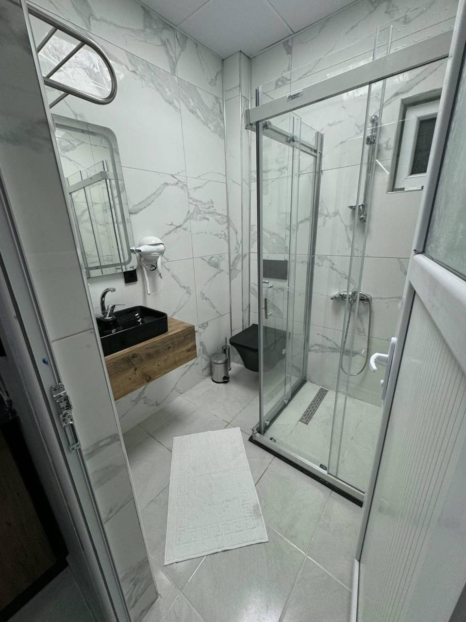 Shower, Toilet, Bathroom, towels