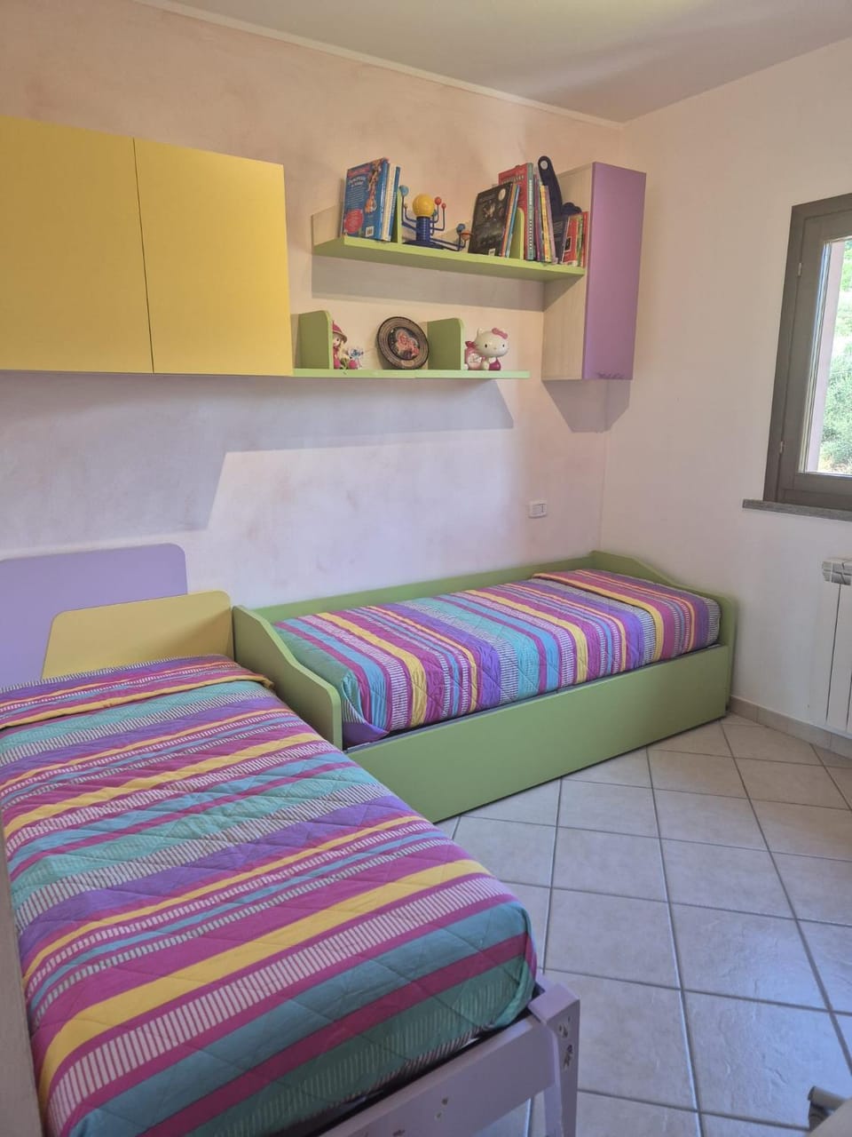 Photo of the whole room, Bedroom, wardrobe