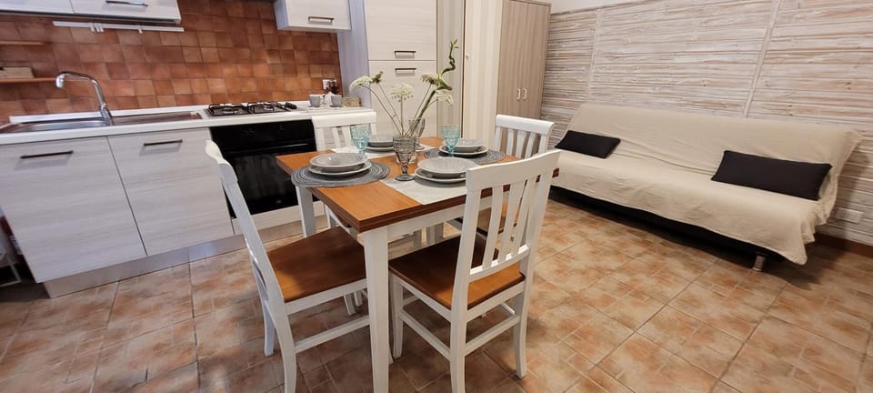 Kitchen or kitchenette, Seating area, Dining area