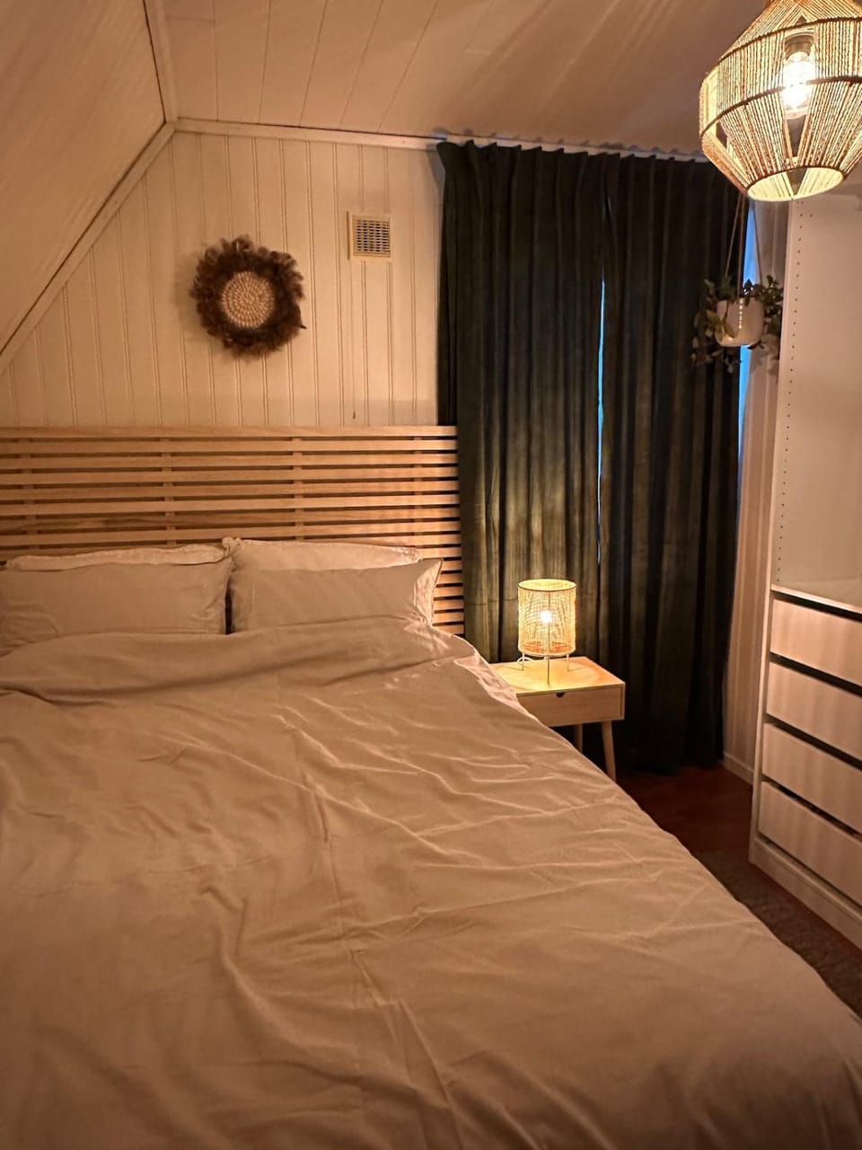 Bed, Photo of the whole room, Bedroom